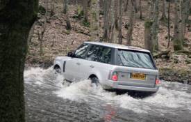 Автомобили Range Rover Vogue, преодолевающий водную преграду обои рабочий стол