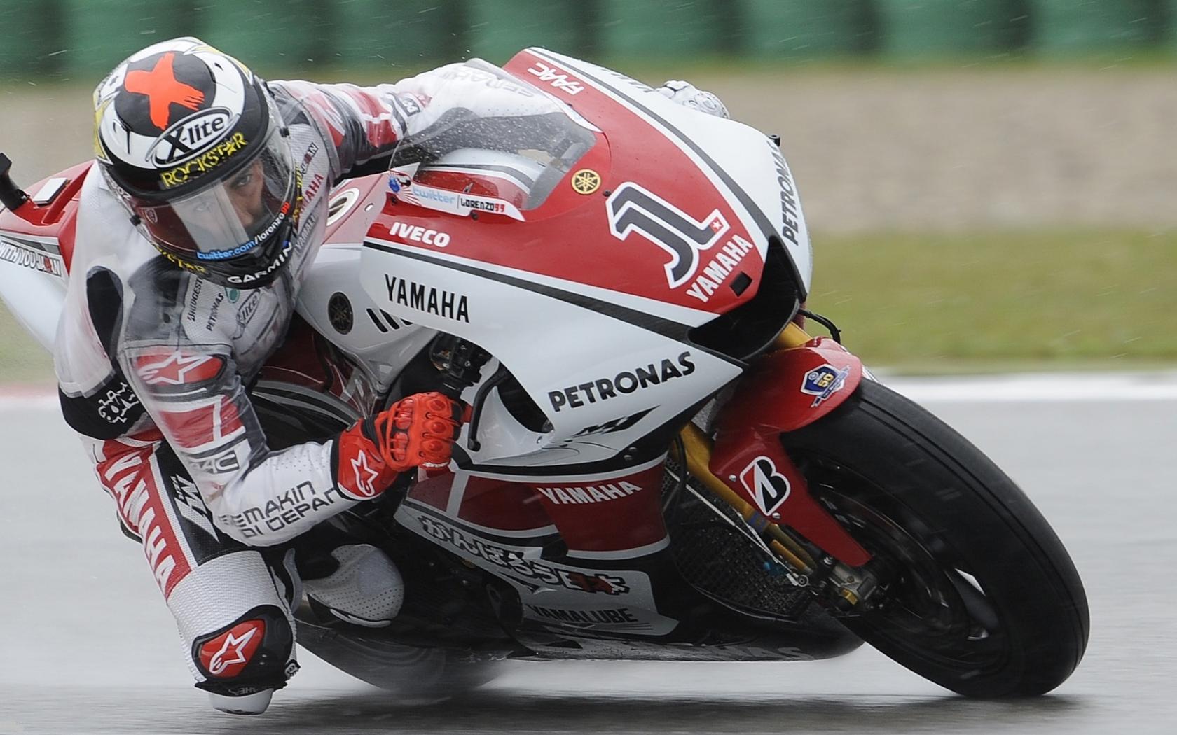 Motogp, lorenzo, yamaha, M1, дождь, капли обои рабочий стол Автомобили