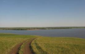 Природа Дорога спускается к воде обои рабочий стол